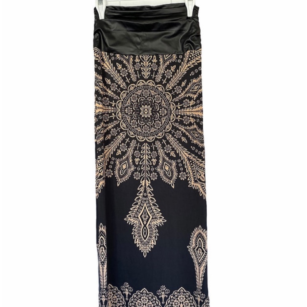 Venus small, long slitted skirt.
